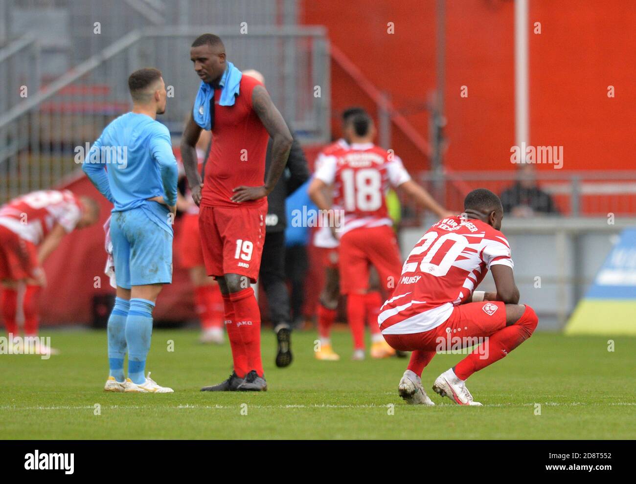 01 novembre 2020, Bavière, Würzburg: Football: 2ème Bundesliga, FC Würzburger Kickers - VfL Bochum, 6ème jour de match, FlyerAlarm-Arena Würzburg: La Würzburg Ridge Munsy (r) s'agenouille sur l'herbe après le match. Le jeu a terminé 2:3. Photo: Timm Schamberger/dpa - NOTE IMPORTANTE: Conformément aux règlements de la DFL Deutsche Fußball Liga et de la DFB Deutscher Fußball-Bund, il est interdit d'exploiter ou d'exploiter dans le stade et/ou à partir du jeu pris des photos sous forme d'images de séquence et/ou de séries de photos de type vidéo. Banque D'Images