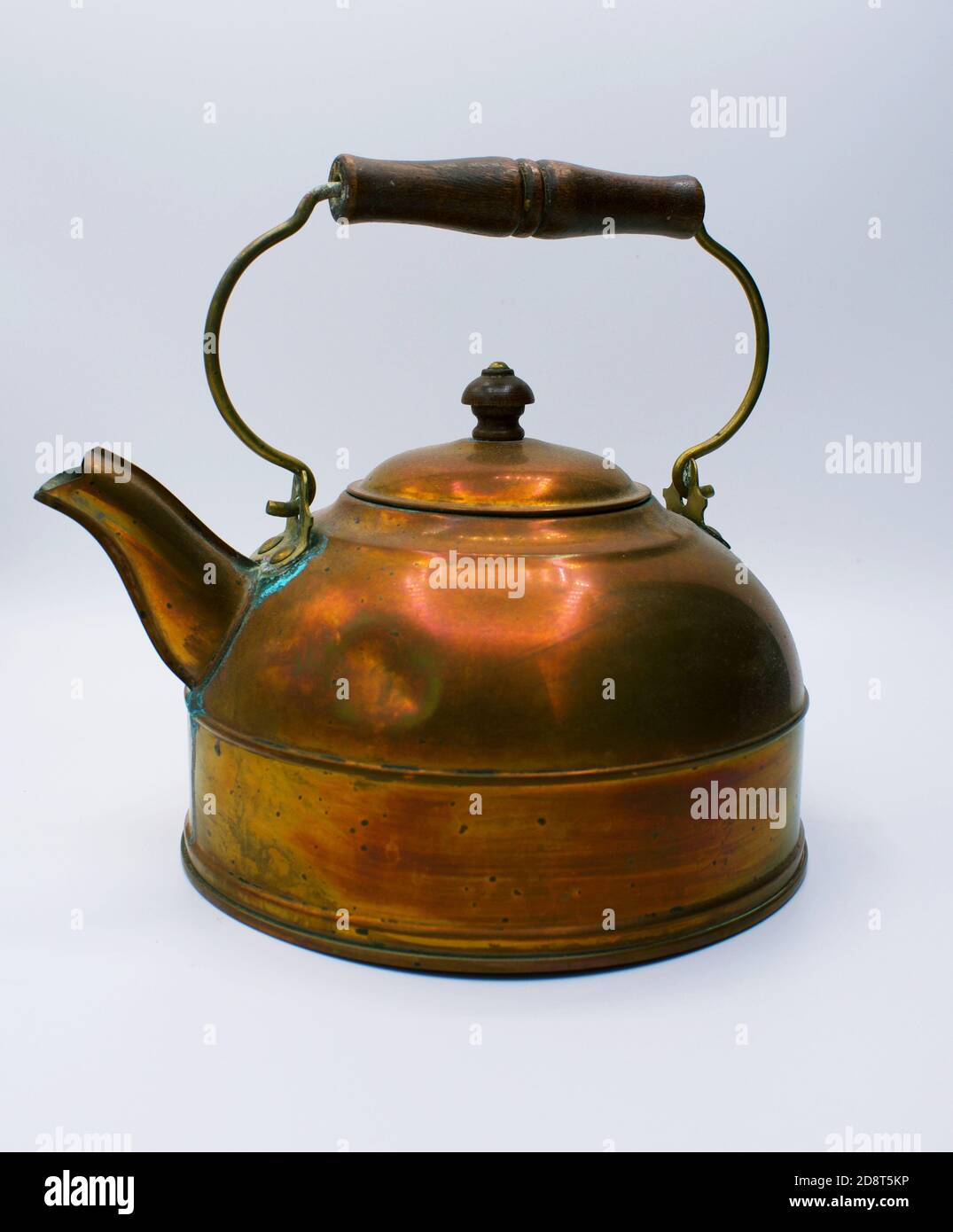 Gros plan sur l'ancienne bouilloire à thé en cuivre Photo Stock - Alamy