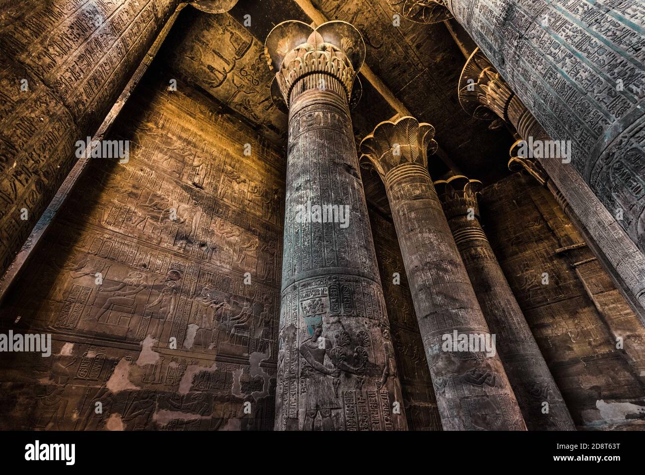 Colonnes et hiéroglyphes dans le Temple de Khnum à Esna Banque D'Images