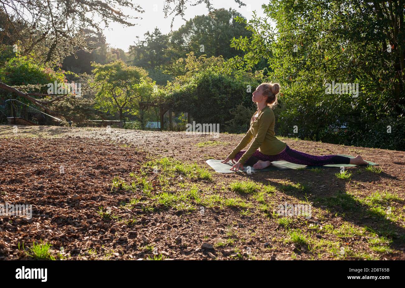 Femme blonde, quarante ans pratiquant le yoga pose dans un environnement extérieur, Londres, Angleterre Banque D'Images