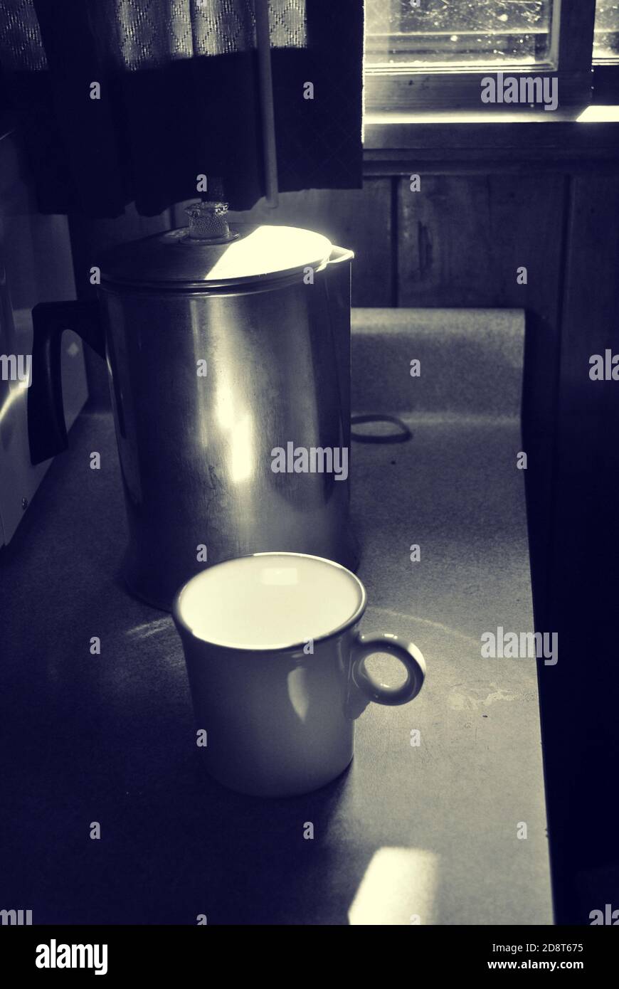 Cafetière à l'ancienne et tasse blanche avec café, avec filtre noir et blanc. Banque D'Images