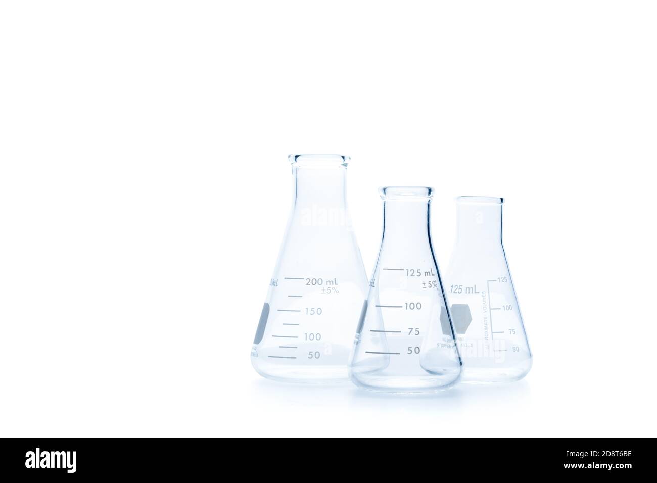 Kit d'équipements de laboratoire en verre réaliste. Flacons et bécher de mesure pour l'expérience scientifique en laboratoire isolés sur fond blanc et clipsable p Banque D'Images