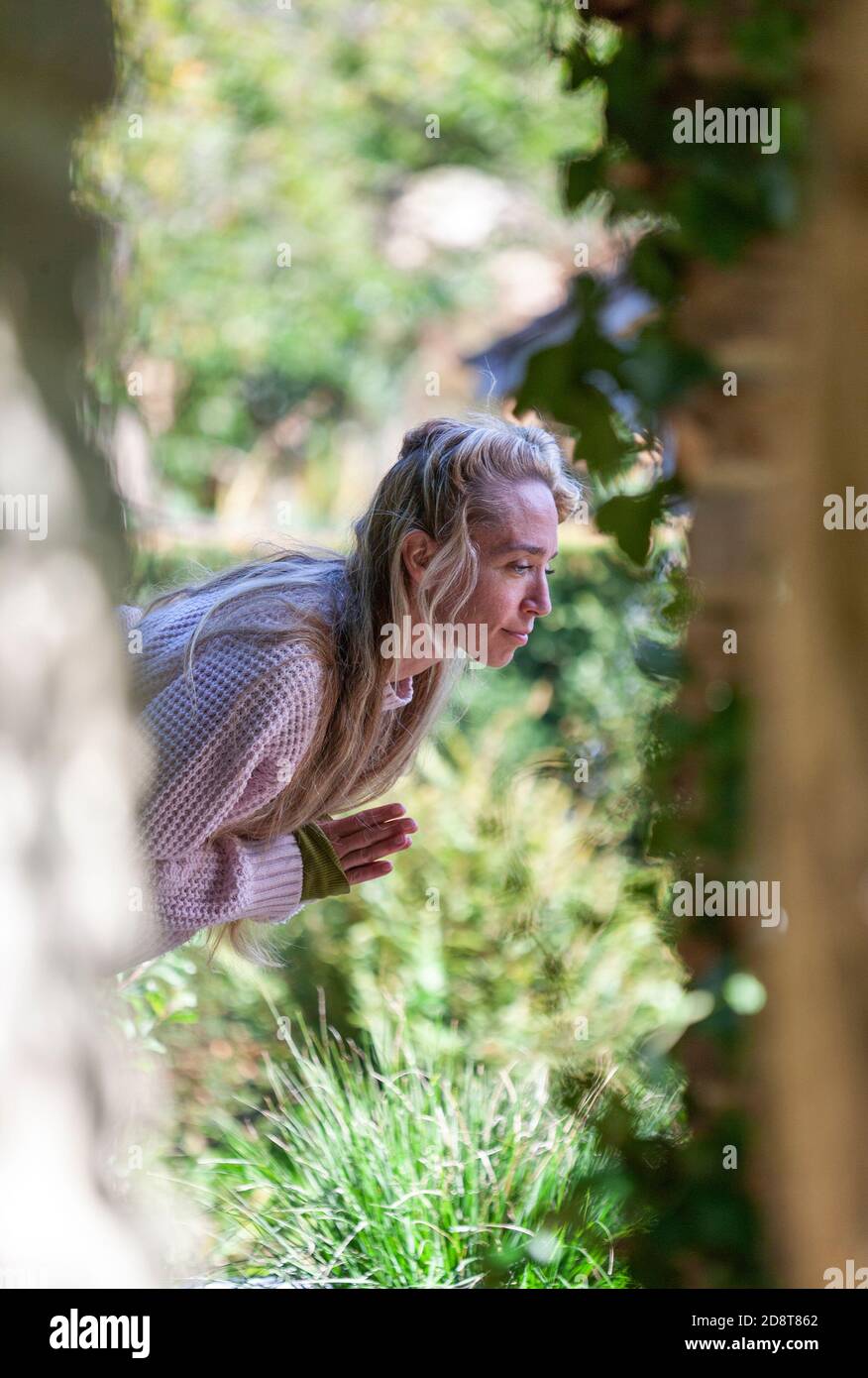 Femme blonde, quarante ans pratiquant le yoga pose dans un environnement extérieur, Londres, Angleterre Banque D'Images