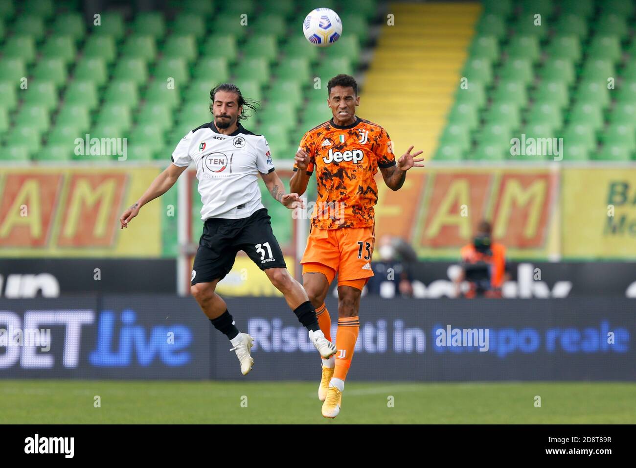 Cesena, Italie. cesena 2020, Italie, Stade Orogel - Dino Manuzzi, 01 novembre 2020, Luiz Da Silva Danilo (Juventus FC) et Daniele VERDE (Spezia Calcio) pendant Spezia Calcio vs Juventus FC - football italien Serie A Match - Credit: LM/Francesco Scaccianoce Credit: Francesco Scaccianoce/LPS/Alamy Wire Live News Banque D'Images