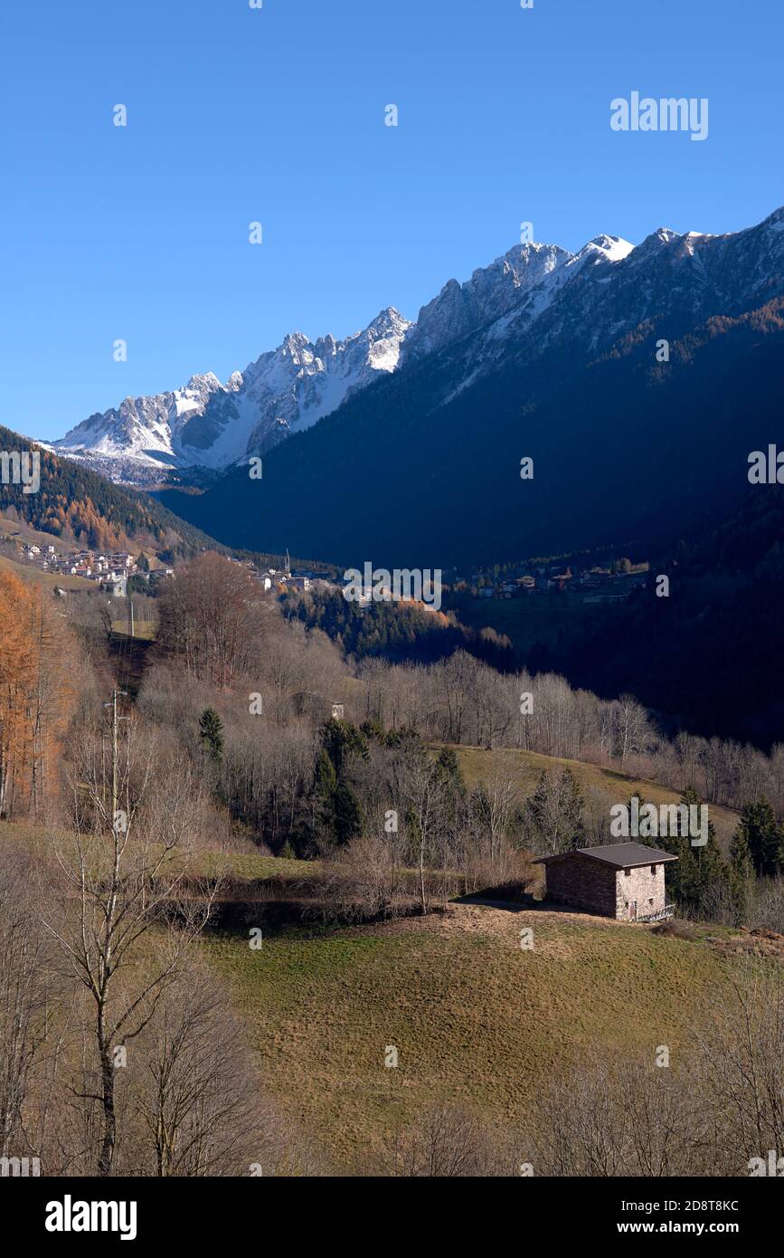 Vilmaggiore (BG), Val di Scalve,veduta della valle col paese di Schilpario Banque D'Images
