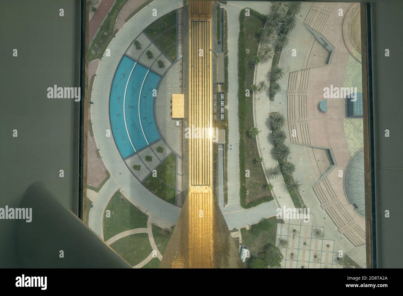 Dubai, Emirats Arabes Unis - 8/11/2020: Le Dubai Frame architecture moderne  plancher de verre de 150m à la base du bâtiment' Photo Stock - Alamy