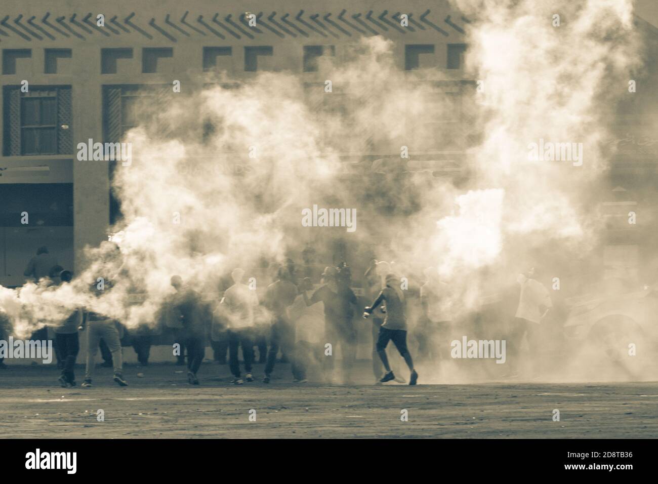 Réaction anti-émeute de la police militaire à une manifestation avec gaz lacrymogène, fumée, incendie, explosions. Expression politique, émeute, protestation, manifestation et coopération militaire Banque D'Images