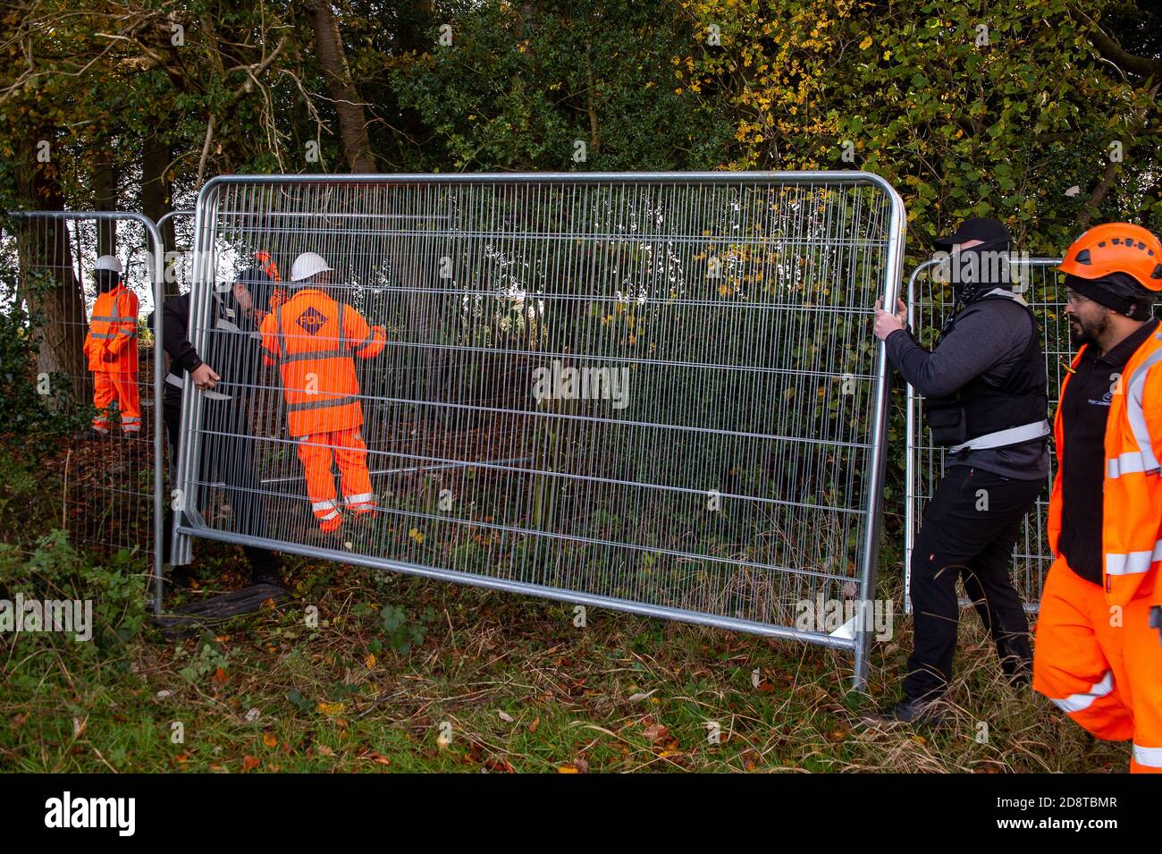 Aylesbury Vale, Buckinghamshire, Royaume-Uni. 28 octobre 2020. HS2 a mis en place de nouvelles barrières de sécurité pour empêcher les manifestants de voir ce que HS2 fait. HS2 coulait d'énormes membres sur les arbres dans le Ditch de Grim ce matin, sous la surveillance d'un manifestant solitaire pacifique et affolé contre HS2. Les militants écologistes allèguent que HS2 n'a pas de permis pour la faune leur permettant de tomber dans cette région. HS2 n'a pas pu fournir la licence. La construction du train à grande vitesse très controversé et à budget élevé de Londres à Birmingham met en péril 108 anciennes terres boisées, 33 SSSI et 693 sites fauniques. CRE Banque D'Images