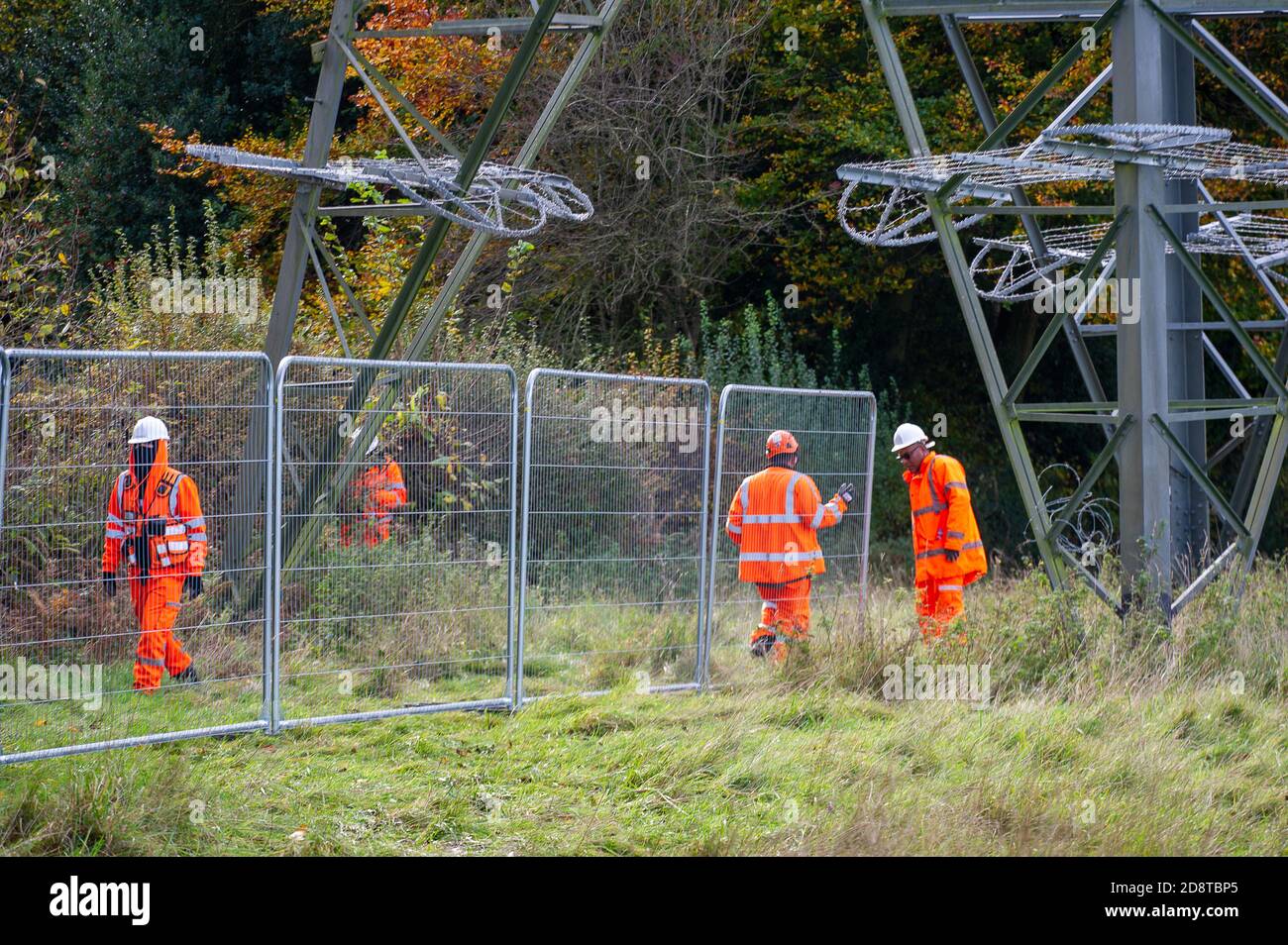 Aylesbury Vale, Buckinghamshire, Royaume-Uni. 28 octobre 2020. HS2 a mis en place de nouvelles barrières de sécurité pour empêcher les manifestants de voir ce que HS2 fait. HS2 coulait d'énormes membres sur les arbres dans le Ditch de Grim ce matin, sous la surveillance d'un manifestant solitaire pacifique et affolé contre HS2. Les militants écologistes allèguent que HS2 n'a pas de permis pour la faune leur permettant de tomber dans cette région. HS2 n'a pas pu fournir la licence. La construction du train à grande vitesse très controversé et à budget élevé de Londres à Birmingham met en péril 108 anciennes terres boisées, 33 SSSI et 693 sites fauniques. CRE Banque D'Images