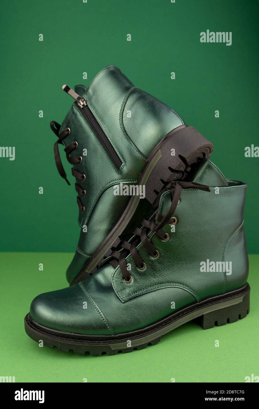 Chaussures en cuir vert. Bottes d'hiver et d'automne hors saison. Chaussure élégante isolée en arrière-plan. Gros plan. Lacets, semelle de tracteur, pour une durée de vie confortable. Décontracté Banque D'Images