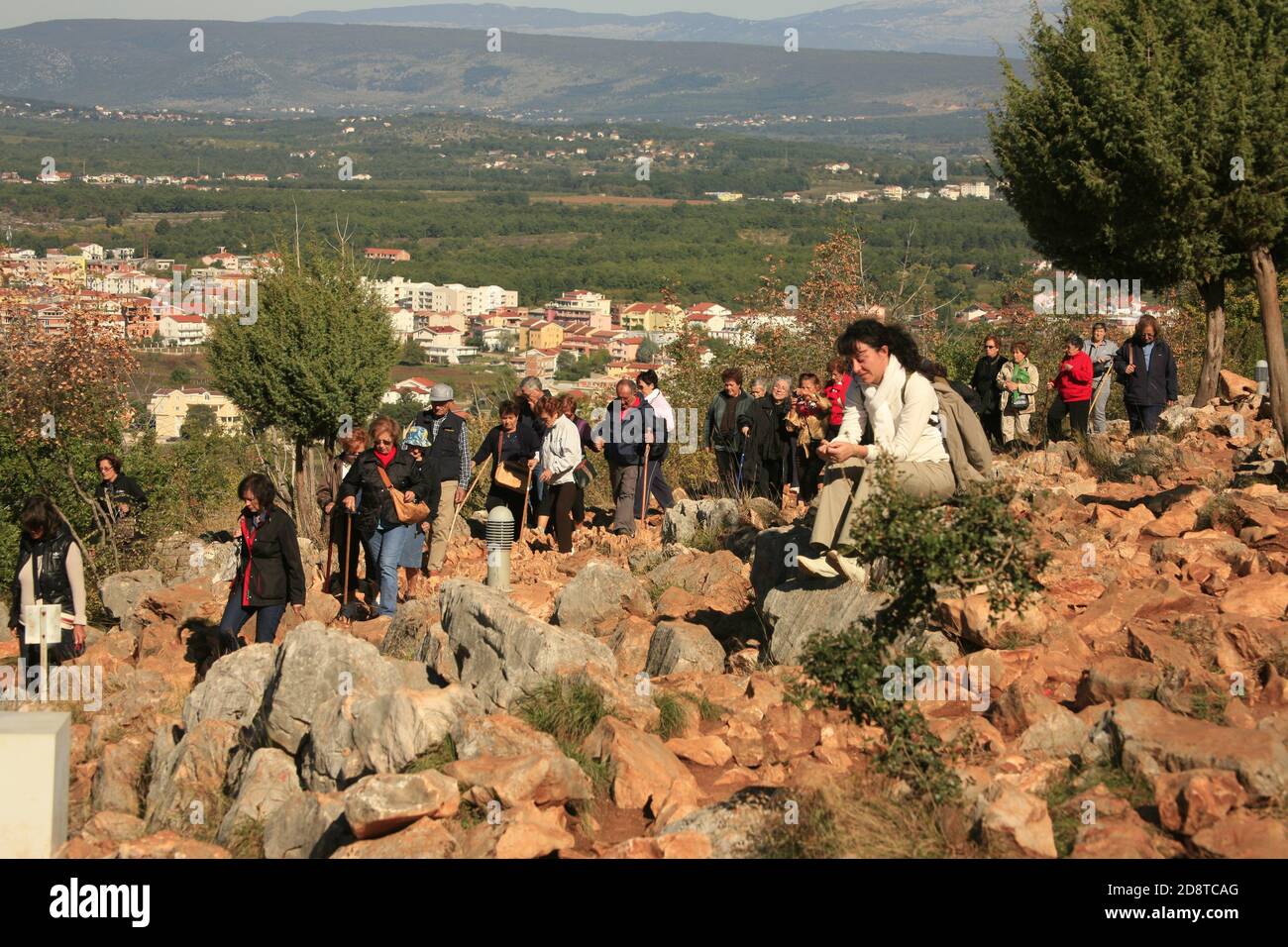 On croyait que la Vierge Marie, apparue le 24 juin 1981 à six enfants locaux à Medjugorje, avait été présente aux pèlerins montant un chemin rocheux jusqu'à la colline de l'Appartion Banque D'Images