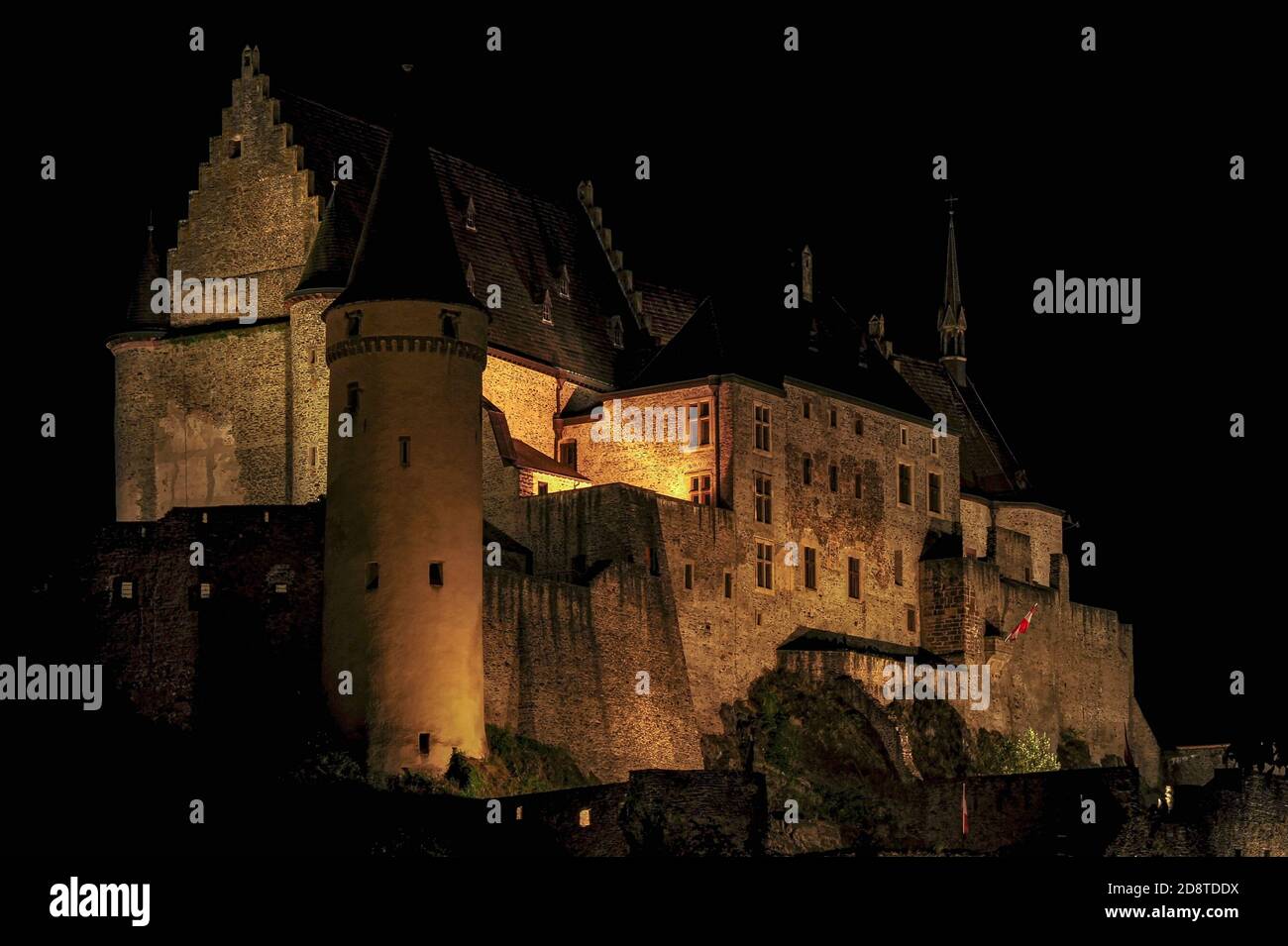 Vianden Region Des Ardennes Luxembourg La Nuit Les Murs Eclaires Les Gables Et Les Tours Du Chateau De Vianden L Une Des Plus Grandes Forteresses D Europe A L Ouest Du Rhin Dominent La