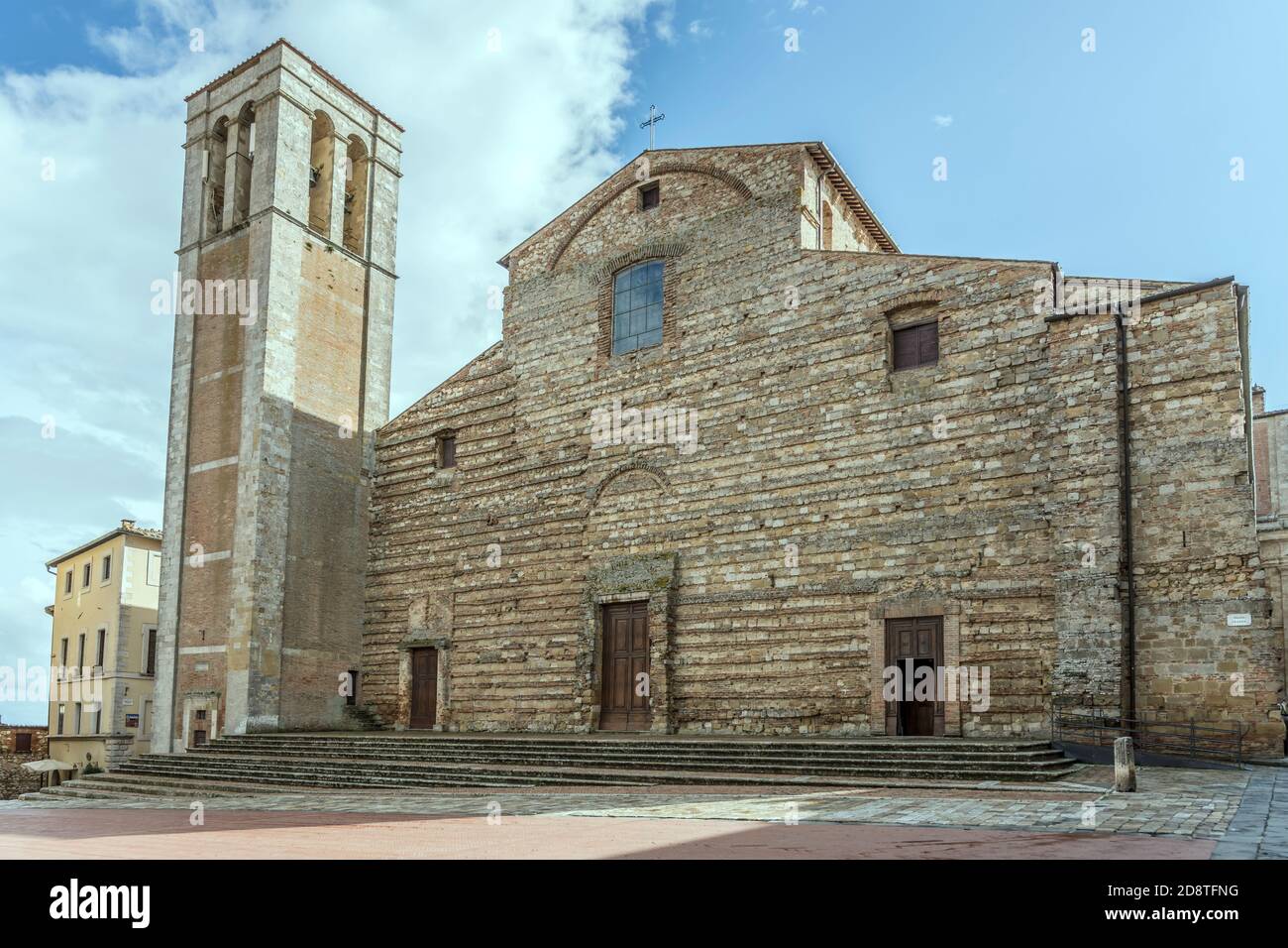 Paysage urbain avec façade inachevée de la cathédrale de la Renaissance dans la ville historique au sommet d'une colline, tourné à Montepulciano, Sienne, Toscane, Italie Banque D'Images