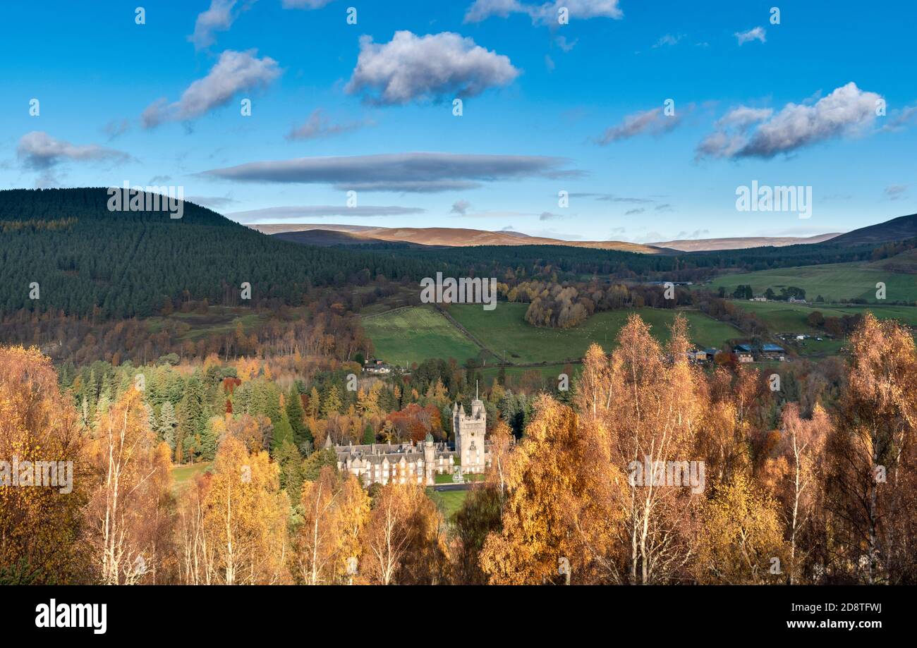 CHÂTEAU DE BALMORAL ET DOMAINE ABERDEENSHIRE ECOSSE ENTOURÉ DE BOULEAU COLORÉ ARBRES ET CIEL BLEU EN AUTOMNE Banque D'Images