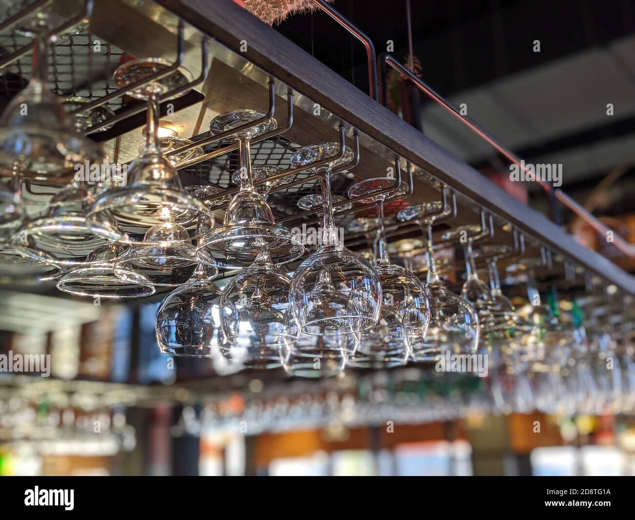 Vin, bière et verres d'eau suspendus au-dessus du bar dans un restaurant  intérieur à Sørenga à Oslo, Norvège, par temps ensoleillé avec réflexion de  lumière sur le verre Photo Stock - Alamy