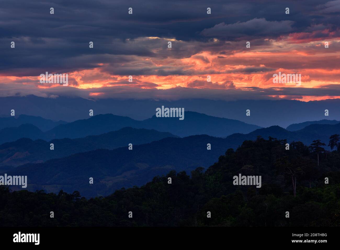 Coucher du soleil dans le majestueux paysage de montagnes. Ciel dramatique. Banque D'Images