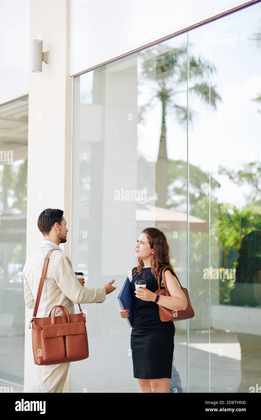 Business people standing outdoors Banque D'Images