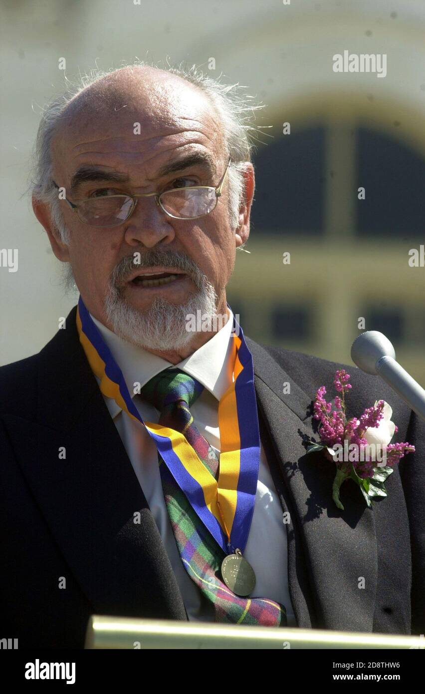 Washington, États-Unis d'Amérique. 05 avril 2001. Sir Sean Connery fait des remarques d'acceptation après avoir reçu le prix William Wallace de la Fondation américaine-écossaise au Capitole des États-Unis à Washington, DC, le 5 avril 2001. Connery a reçu le prix dans le cadre de la cérémonie nationale du Capitole du jour du tartan.Credit: Ron Sachs/CNP/AdMedia/Newscom/Alay Live News Banque D'Images