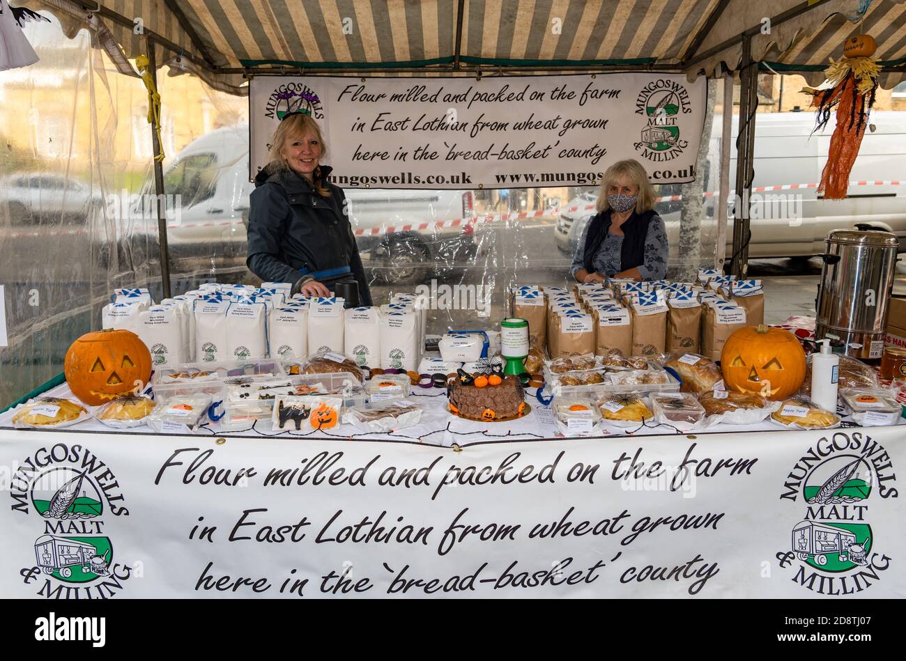 Porte-stalle de moulin à farine Mungoswells avec cuisson à domicile en vente pendant la pandémie Covid-19, marché de Haddington Farmer, East Lothian, Écosse, Royaume-Uni Banque D'Images