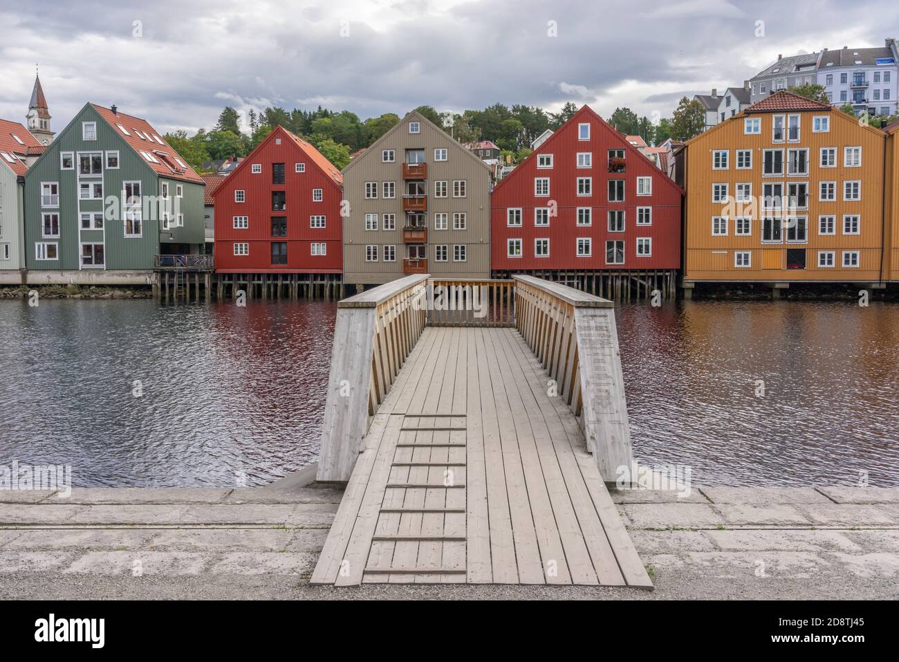 Maisons colorées le long de la rivière Nidelva à Trondheim, Norvège Banque D'Images
