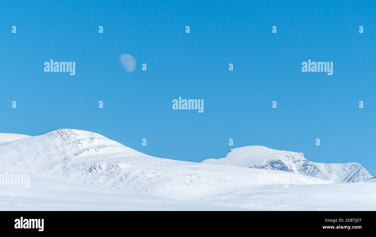 Montagnes en hiver avec la pleine lune qui monte dans le parc national de Rondane, Norvège Banque D'Images