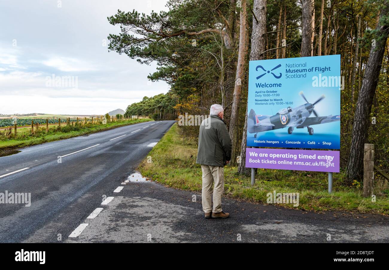 Homme senior regardant le panneau avec Spitfire aréoplane, National Museum of Flight, East Fortune, East Lothian, Écosse, Royaume-Uni Banque D'Images