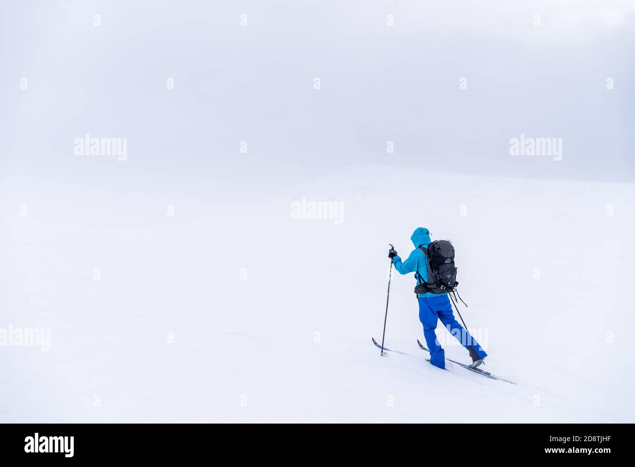 Homme en ski de fond dans les montagnes près de Hovringen dans le parc national de Rondane, Norvège Banque D'Images