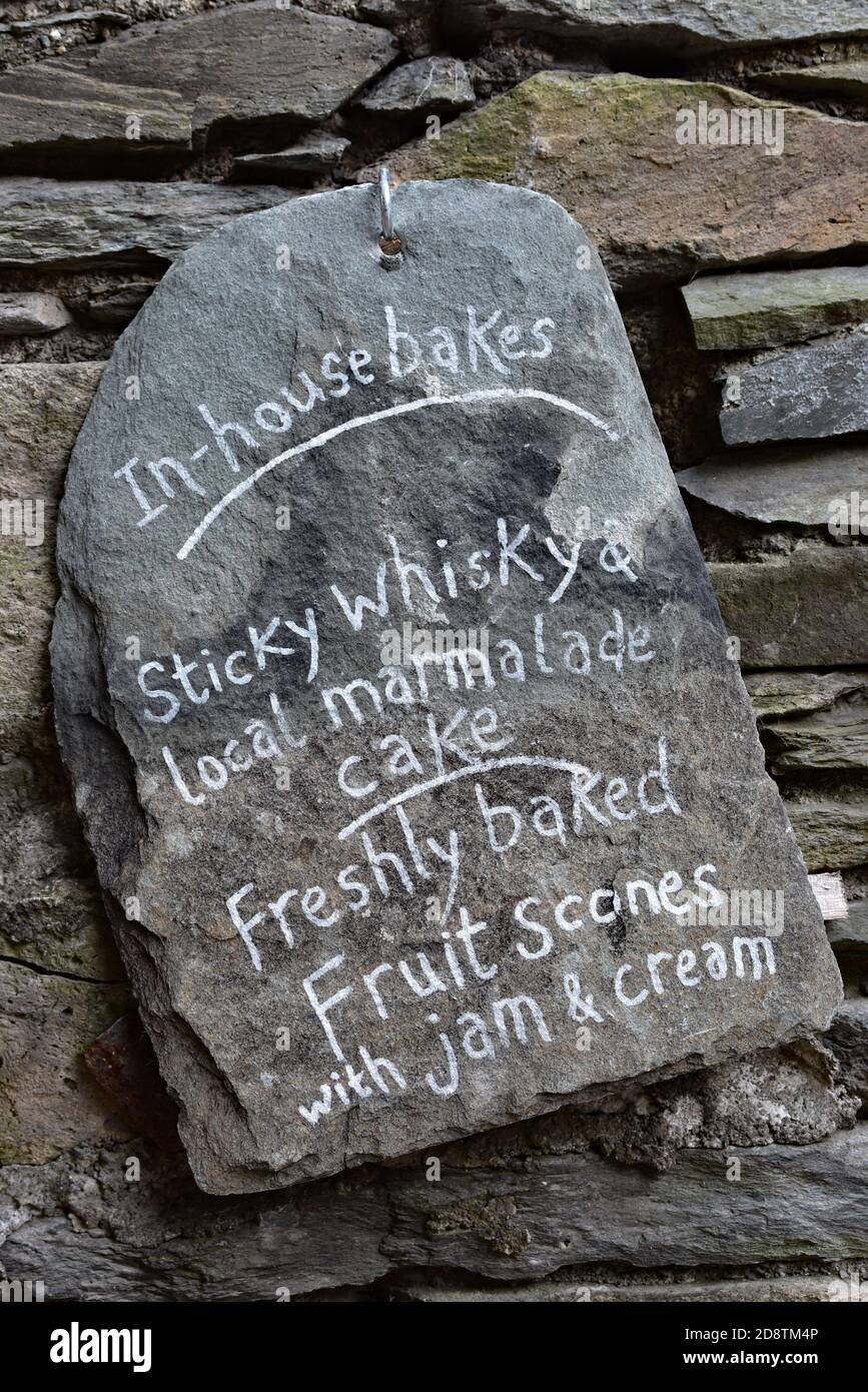 Tableau de menu en pierre annonçant les tentations savoureuses de la journée ! William Wordsworth Museum Cafe, Grasmere, Lake District, Cumbria, Angleterre, Royaume-Uni. Banque D'Images