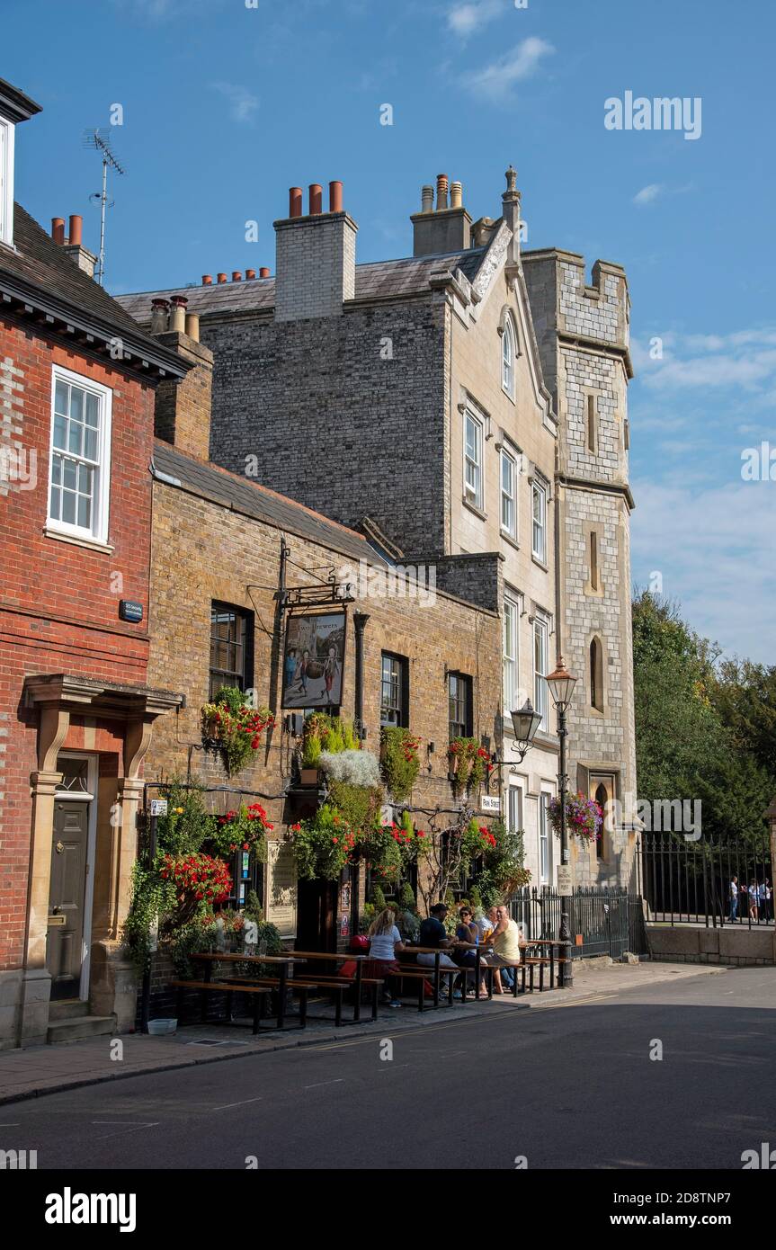 Windsor, Berkshiire, Angleterre, Royaume-Uni. 2020. Les deux Brewers sur la rue Park, près de la longue promenade avec les personnes qui dînent à l'extérieur. Banque D'Images