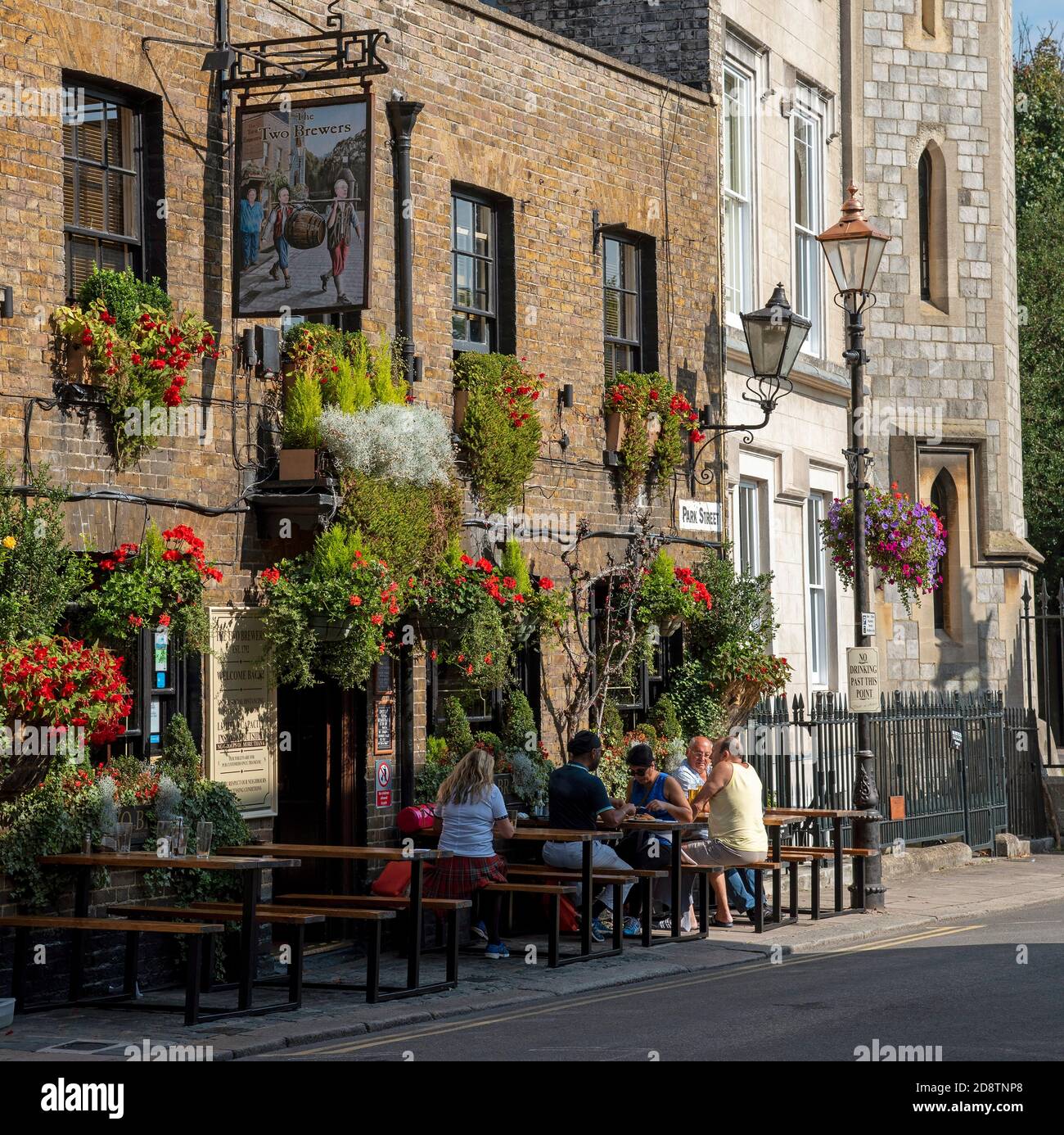Windsor, Berkshiire, Angleterre, Royaume-Uni. 2020. Les deux Brewers sur la rue Park, près de la longue promenade avec les personnes qui dînent à l'extérieur. Banque D'Images