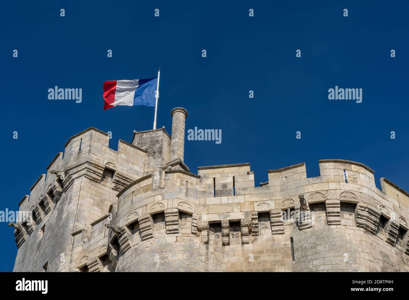 Le drapeau français survolant les murs d'un Vieux fort de la Rochelle Banque D'Images