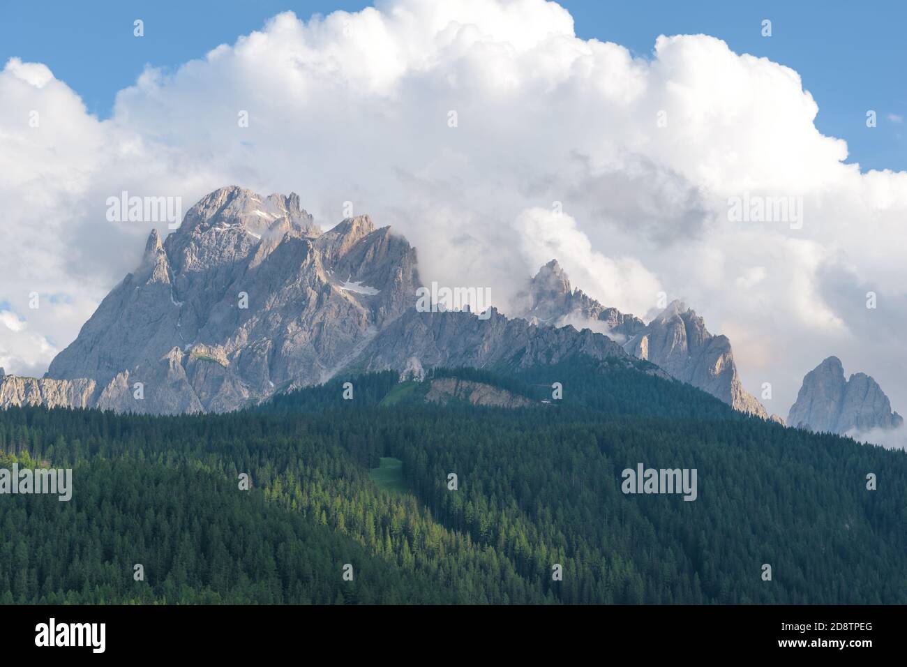 Vue sur le sommet de la croda rossa avec des nuages en Italie. Banque D'Images