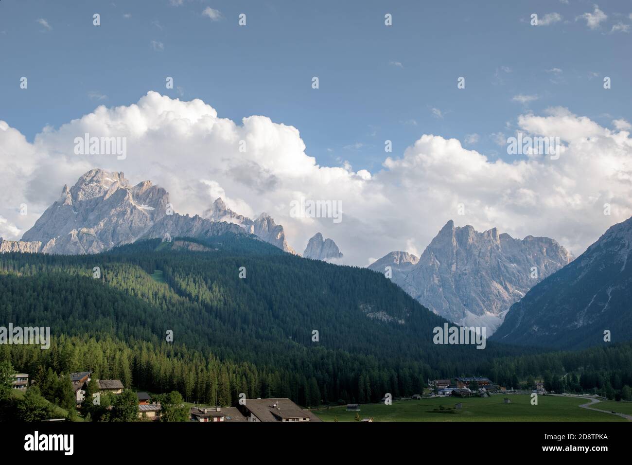 Vue sur le sommet de la croda rossa avec des nuages en Italie. Banque D'Images