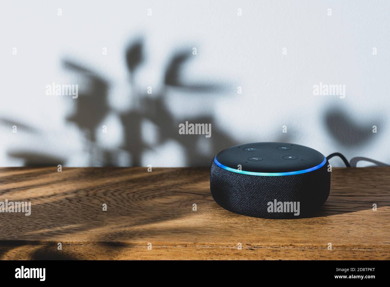 Haut-parleur intelligent Amazon Echo Dot avec lumière bleue Photo Stock -  Alamy