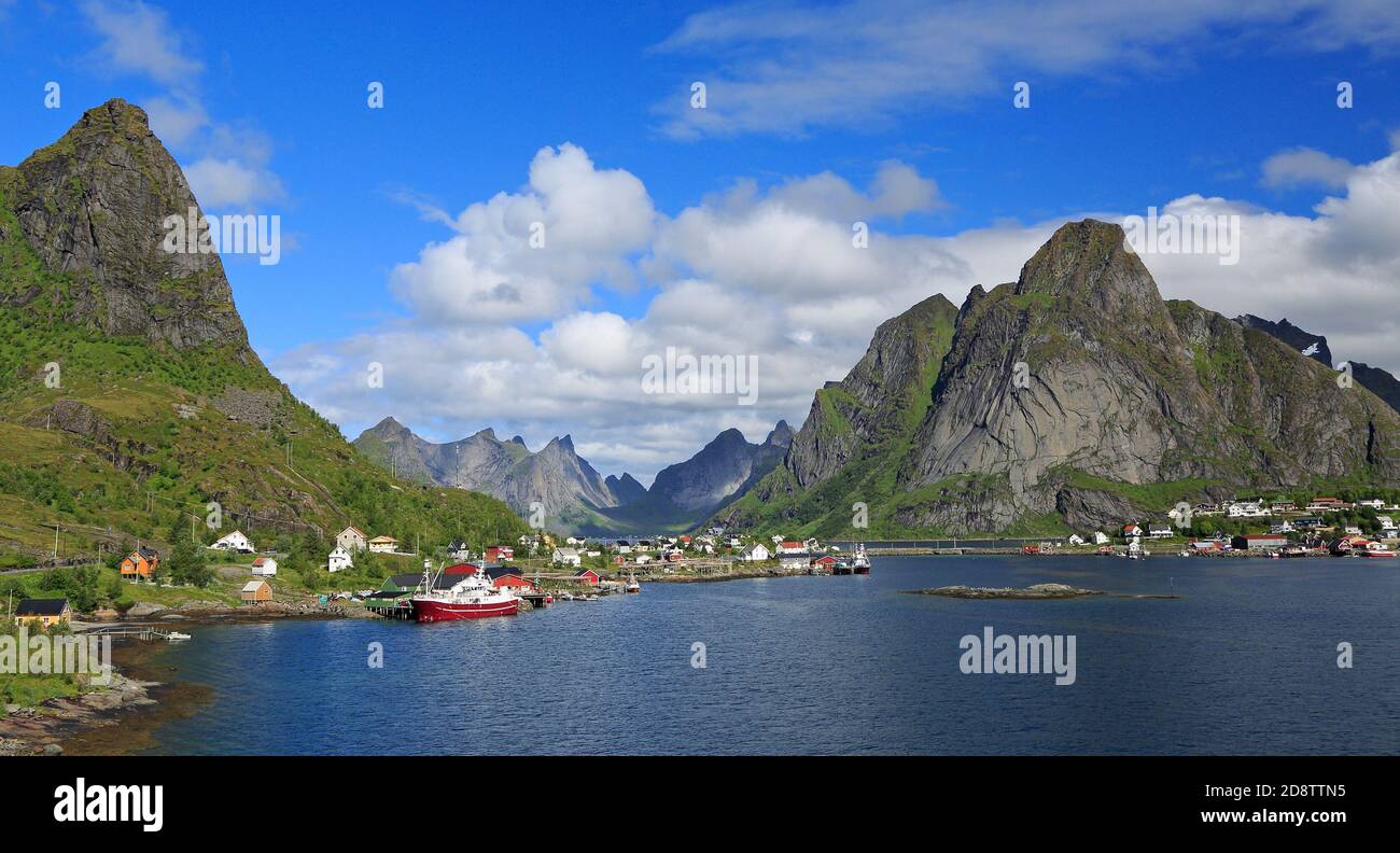 Village de Reine, fjord et montagnes nettes dans les îles Lofoten, Norvège Banque D'Images