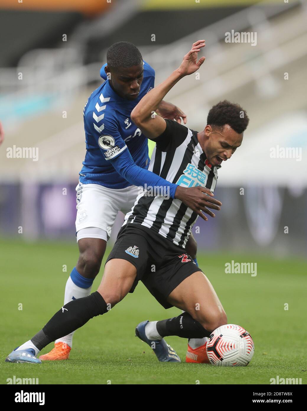 NEWCASTLE UPON TYNE, ANGLETERRE. LE 1ER NOVEMBRE Niels Nkounkou d'Everton en action avec Jacob Murphy de Newcastle United lors du match de la Premier League entre Newcastle United et Everton à St. James's Park, Newcastle, le dimanche 1er novembre 2020. (Credit: Mark Fletcher | MI News) Credit: MI News & Sport /Alay Live News Banque D'Images