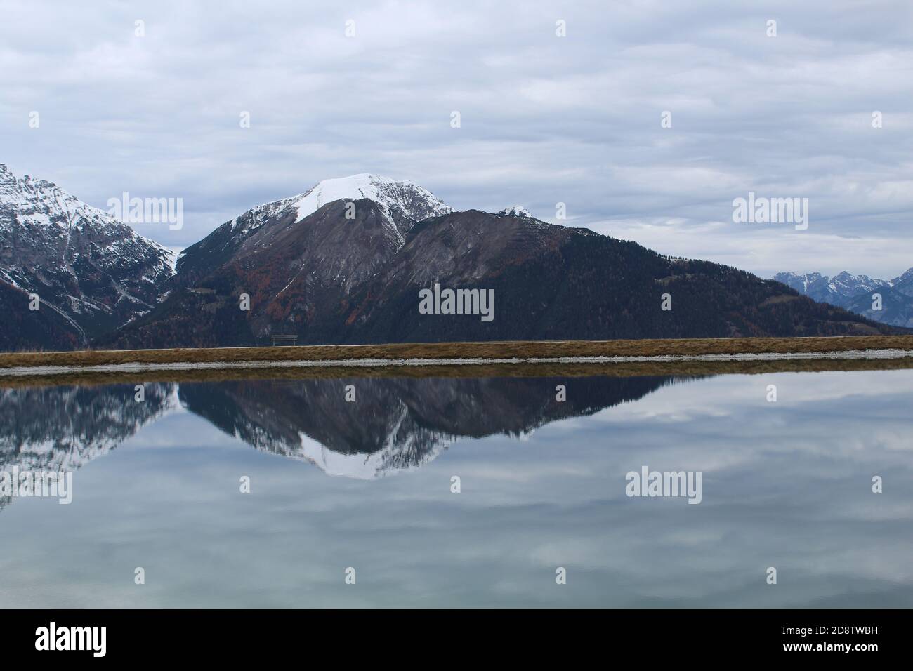 Paysage alpin se reflétant dans un tarn à Mieders, Stubai, Tyrol, Autriche Banque D'Images