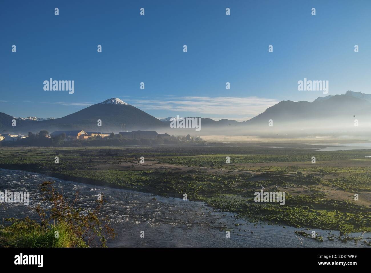 Vue sur le volcan Hornopirén et la petite ville de Hornopirén à proximité Carretera Austral Banque D'Images