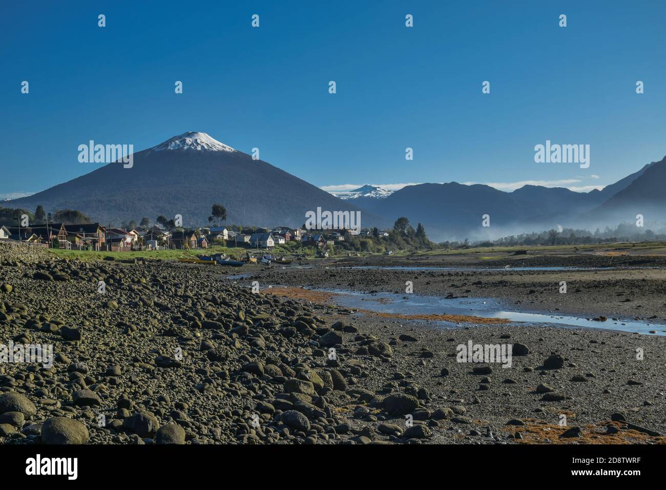 Vue sur le volcan Hornopirén et la petite ville de Hornopirén à proximité Carretera Austral Banque D'Images