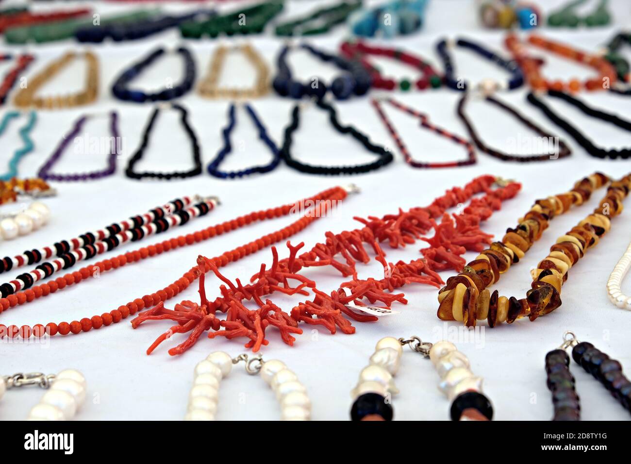 Gros plan de colliers touristiques colorés dans un stand à Alghero Banque D'Images