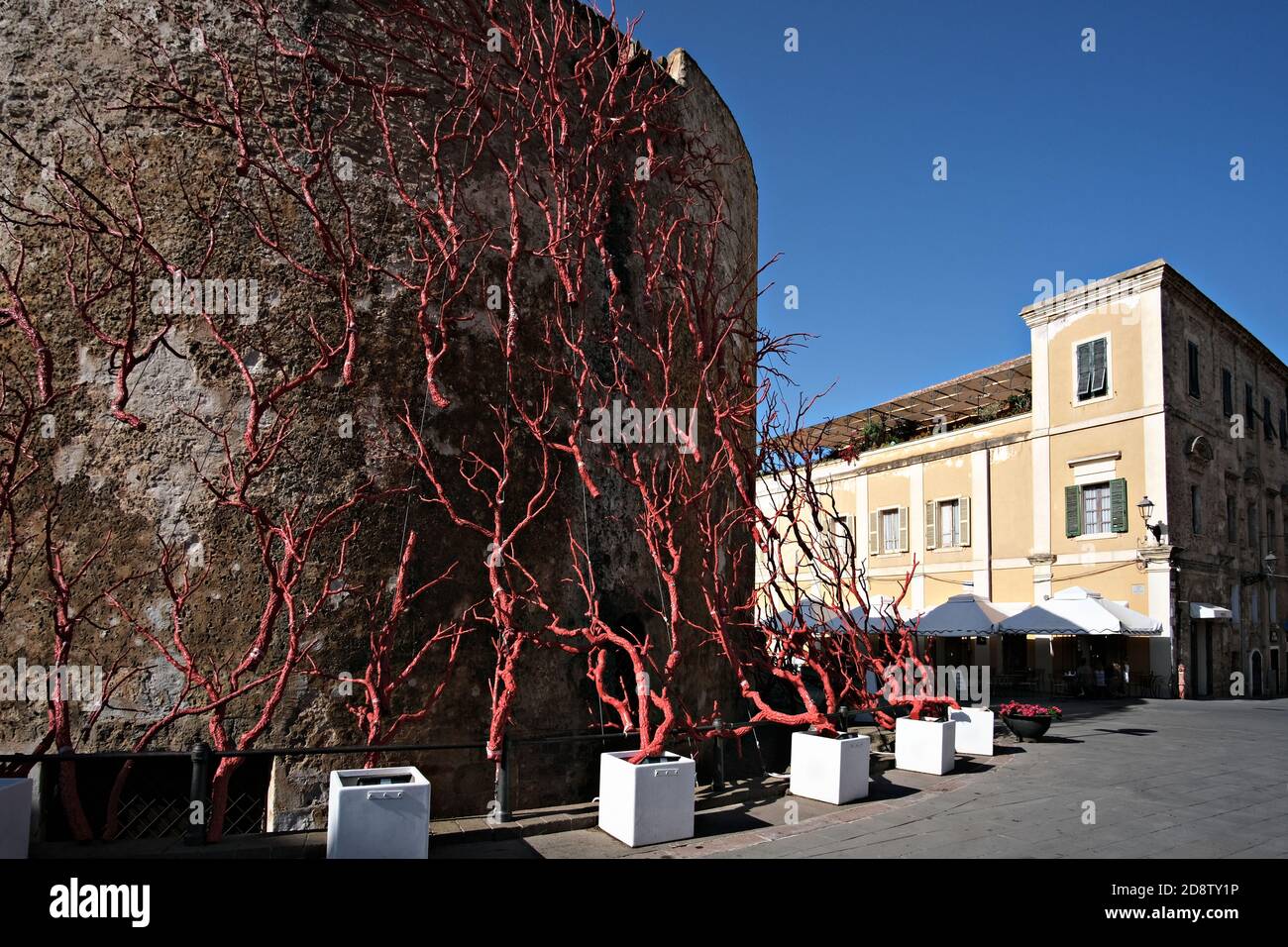 Vue sur l'ancienne tour espagnole décorée de corail rouge Dans le centre d'Alghero Banque D'Images