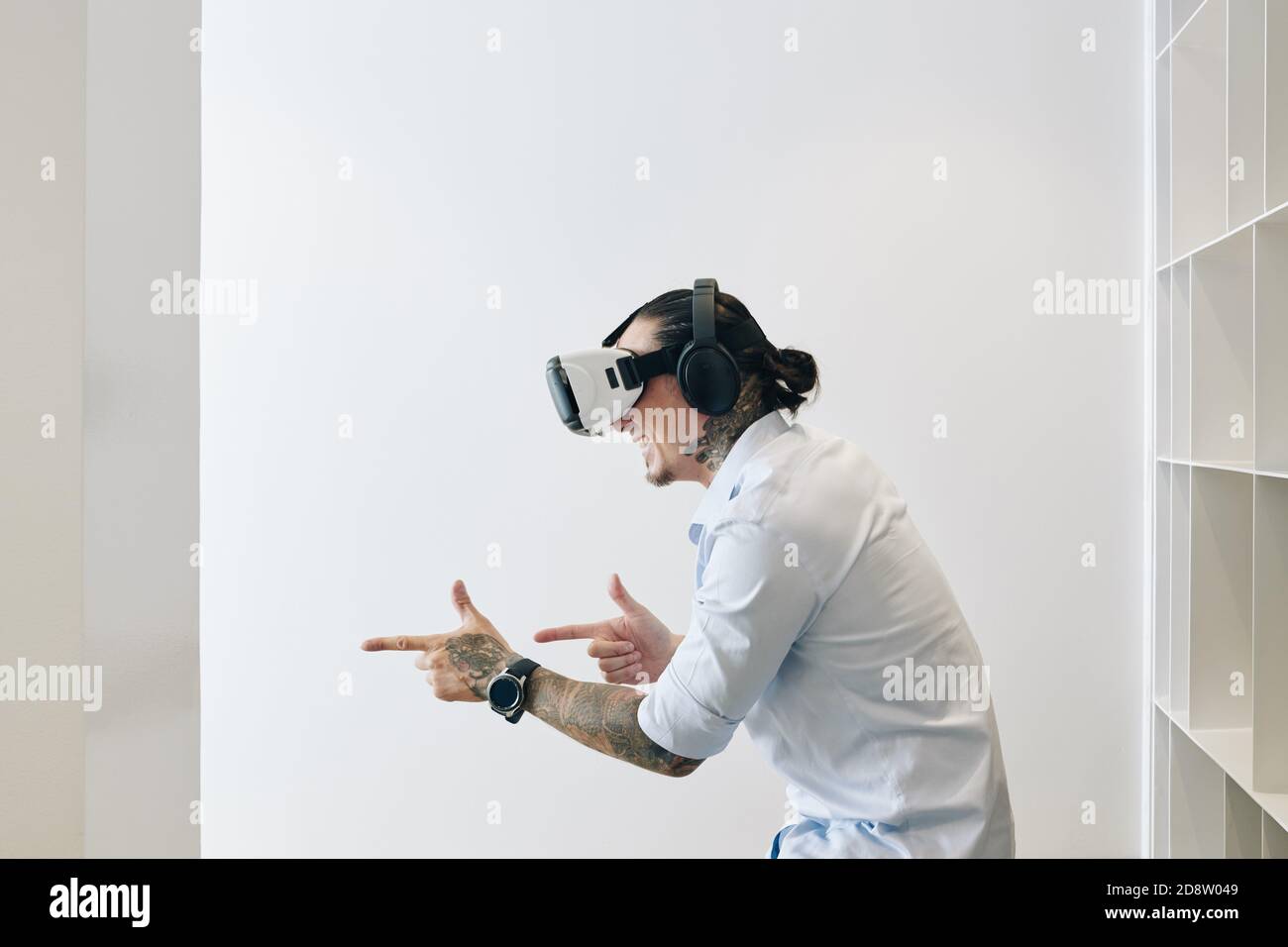 Homme jouant au jeu de tir d'action Banque D'Images