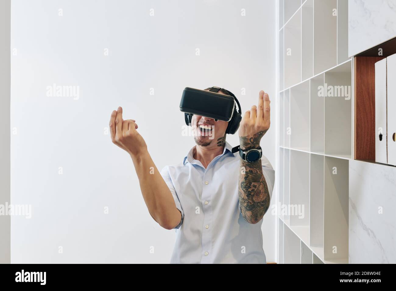 Homme excité dans un casque VR Banque D'Images
