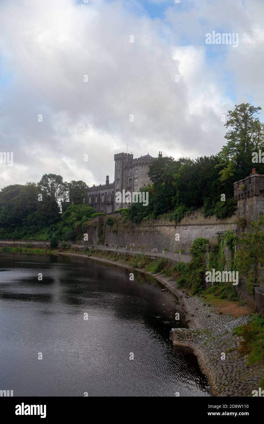 Vue sur une rivière et le château de Killkenny Banque D'Images