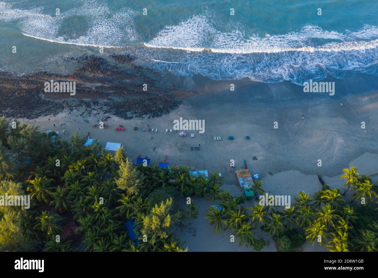 La vue aérienne de l'île Saint Martin, connue localement sous le nom de Narikel Jinjira, est la seule île de corail et l'un des plus célèbres sites touristiques de Bangl Banque D'Images