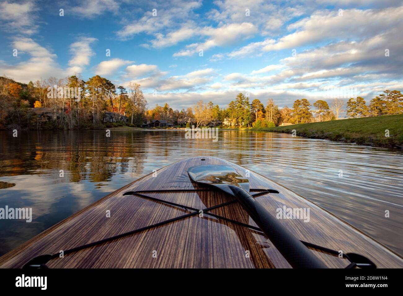 Vue sur le lac Straus depuis le paddle board en automne - Brevard, Caroline du Nord, États-Unis Banque D'Images