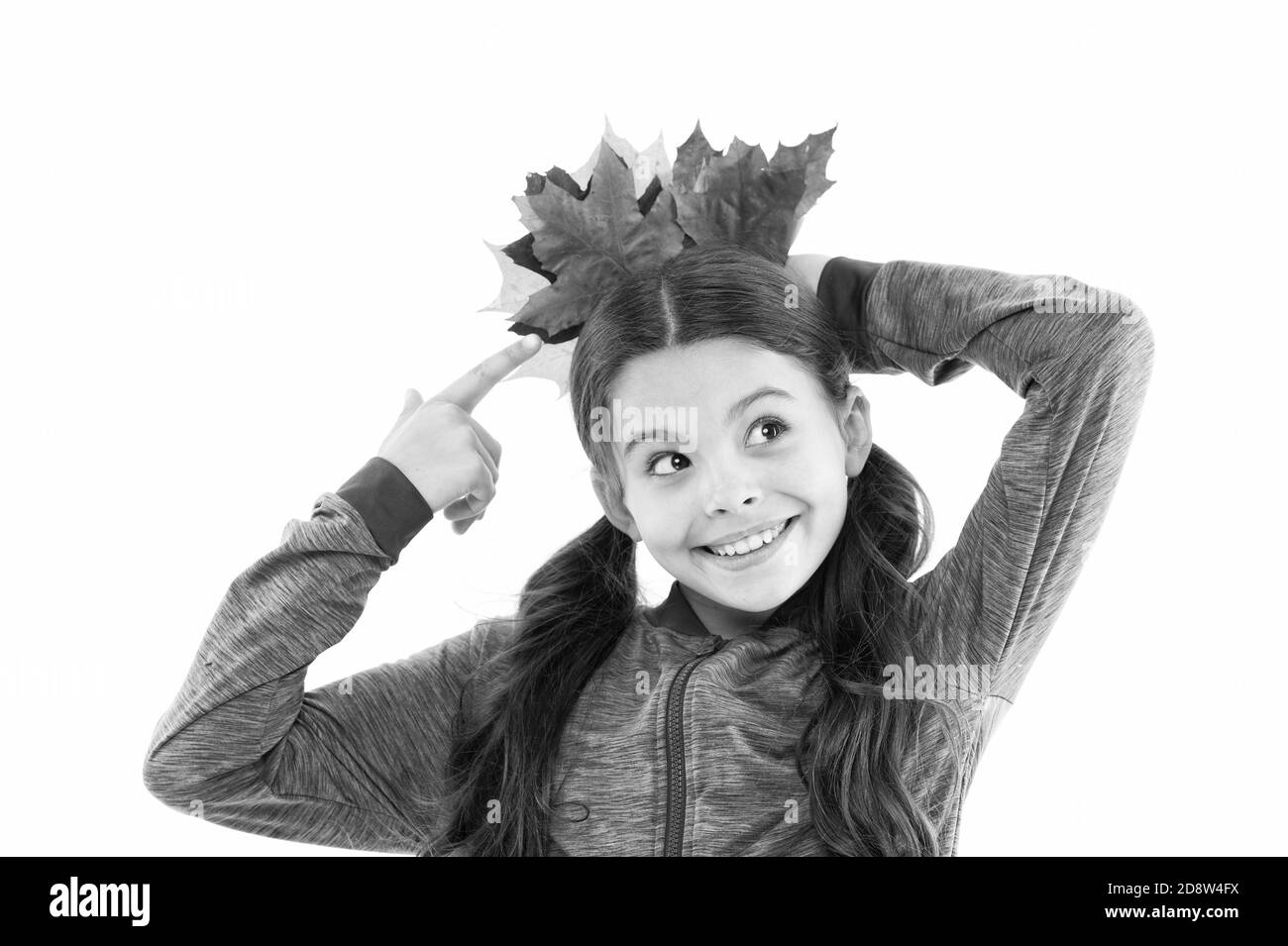 Juste avoir du plaisir. école fille bouquet foliaire. voyage au canada. n. de sirop d'érable petite fille. petit enfant se sentir l'unité avec la nature. recueillir des couleurs d'automne. beauté de saison d'automne. enfance heureuse. Banque D'Images