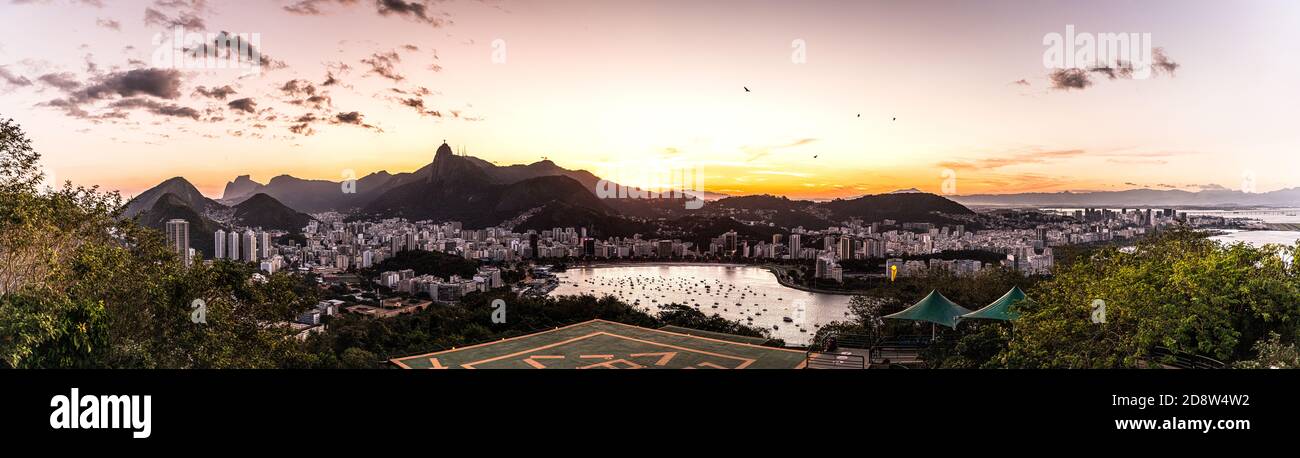 Rio de Janeiro pendant un coucher de soleil spectaculaire, vue depuis la colline de Sugarloaf Banque D'Images