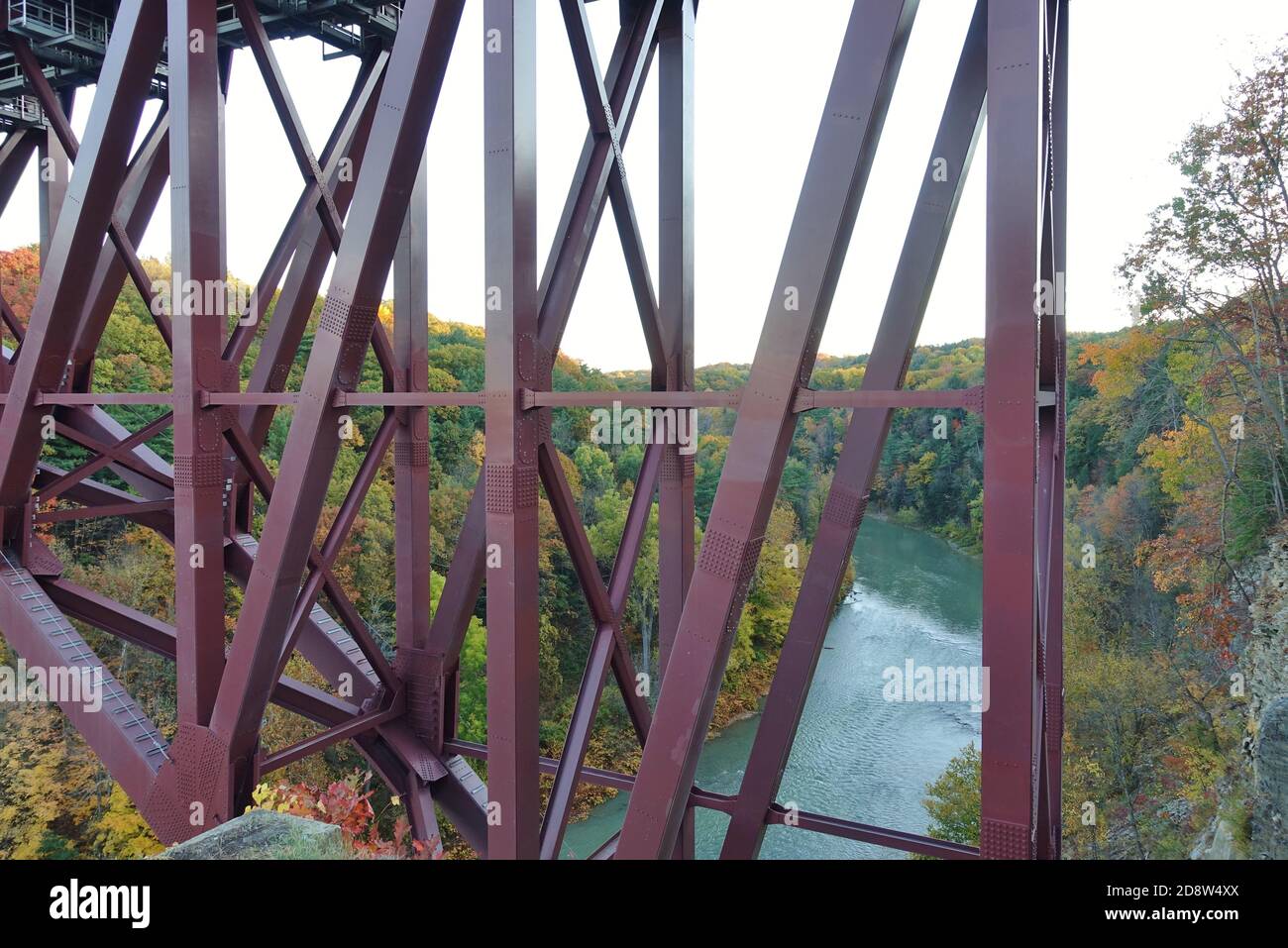LETCHWORTH STATE PARK, NY –17 OCT 2020- vue sur le site touristique Genesee Arch Bridge dans le parc national de Letchworth à Castille, New York, pendant la saison des feuillages Banque D'Images