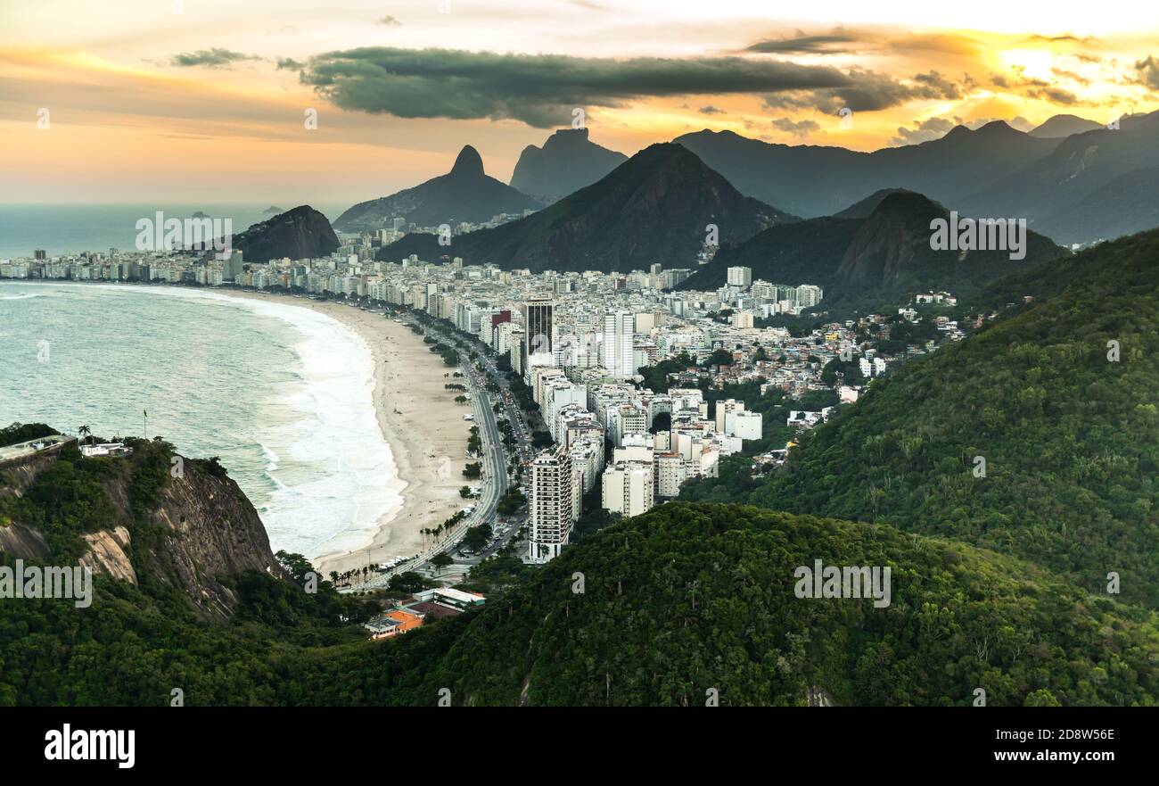 Plage de Copacabana à Rio de Janeiro prise de vue aérienne au coucher du soleil Banque D'Images